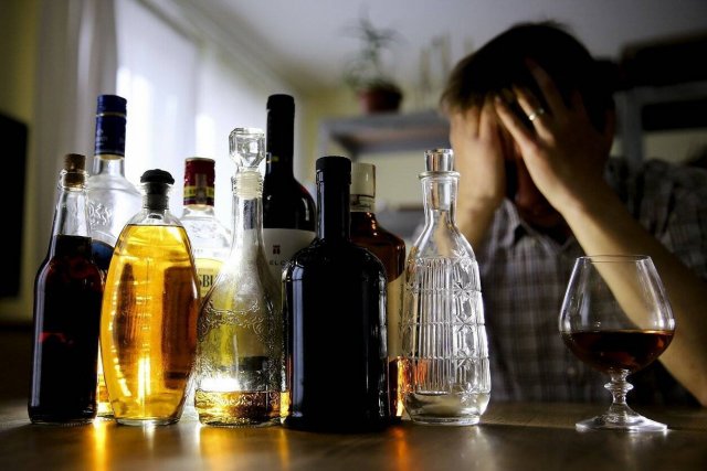 Небольшие дозы алкоголя могут способствовать зависимости, предупреждает доктор
