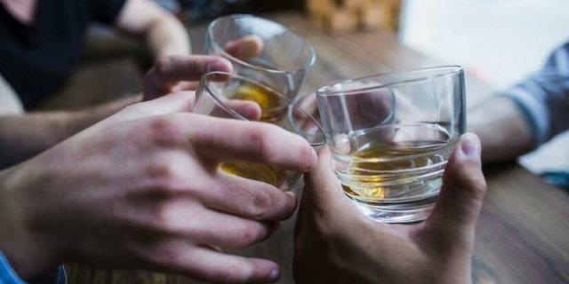 Нарколог объяснил вред употребления спиртного подростками