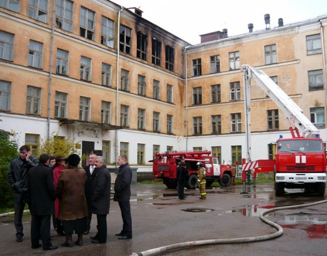 Пожар произошёл в средней школе Великого Новгорода