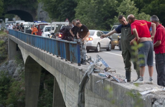 В Черногории произошла трагедия из-за падения автобуса: две жизни потеряны, десятки ранены