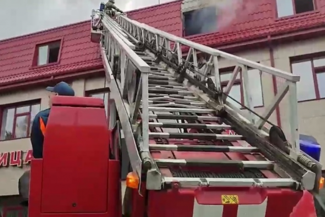 В Челябинске пожар охватил офисное здание гостиницы и кафе