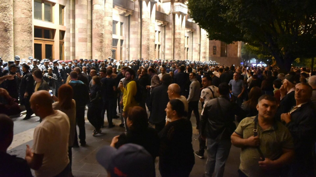 В Ереване вспыхнули протесты со столкновениями между демонстрантами и полицией