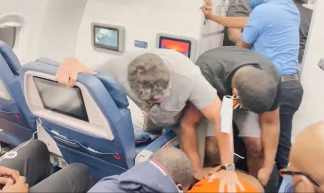 Пассажир пытался открыть дверь самолета Indian Flight во время полёта