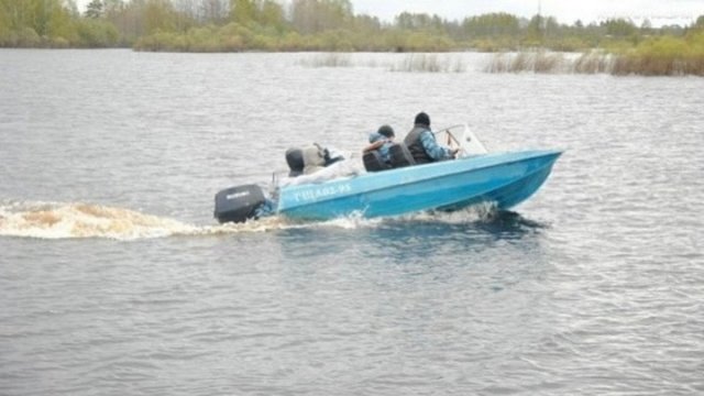 Трое рыбаков пропали без вести после крушения катера в Коми