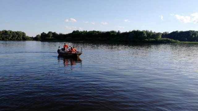 В Коми ведутся поиски трех человек после опрокидывания лодки на реке Вычегда