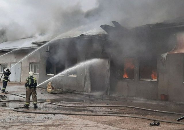 При пожаре на складе в Астраханской области пострадал один человек