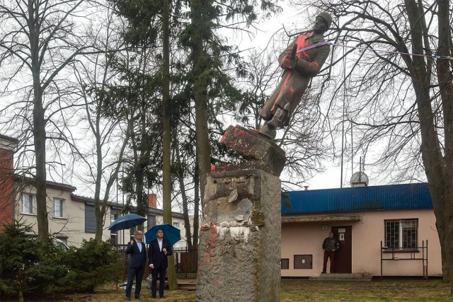 Польша продолжает снос памятников советским солдатам