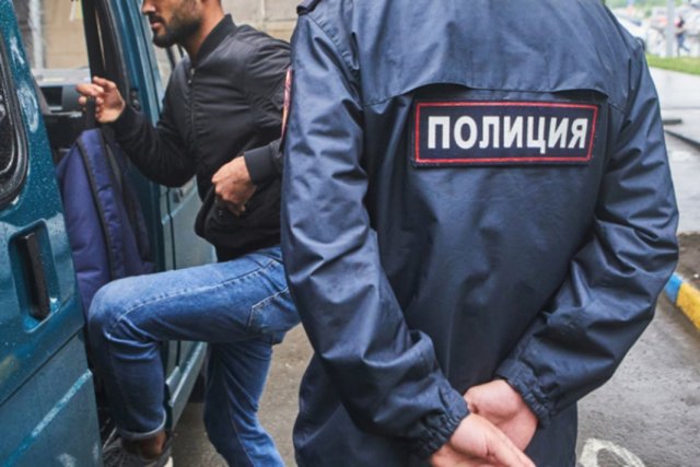 В Петербурге участковый обвиняется в незаконной организации миграции