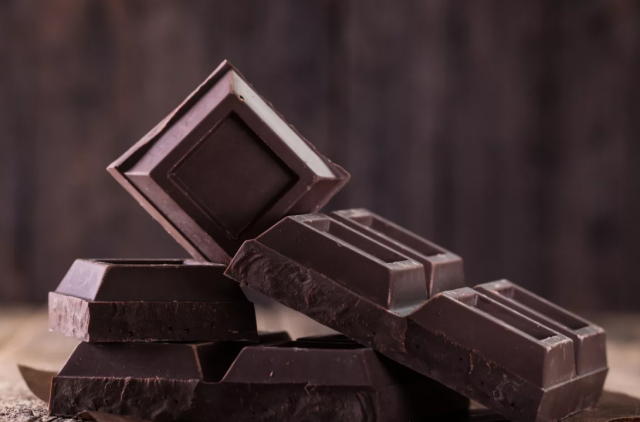 Гастроэнтеролог порекомендовала употреблять не более 30 гр тёмного шоколада в сутки