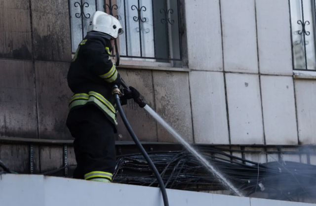 Помощь потребовалась матери с детьми в Челябинске, которые застряли на балконе во время пожара