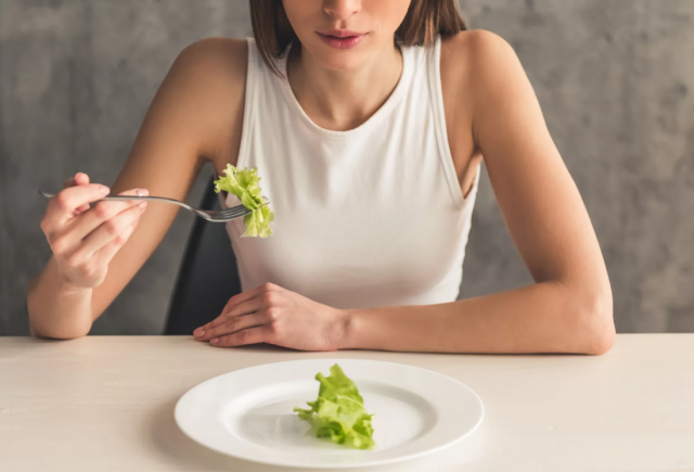 Диетолог объяснил, чем опасны "голодные" диеты
