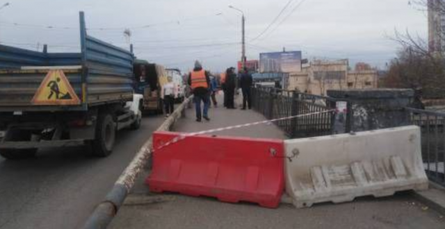В Астрахани секция ограждения пешеходной зоны Красного моста обрушилась в реку Кутум