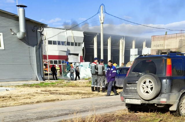 В результате пожара на волгоградском заводе двое рабочих госпитализированы