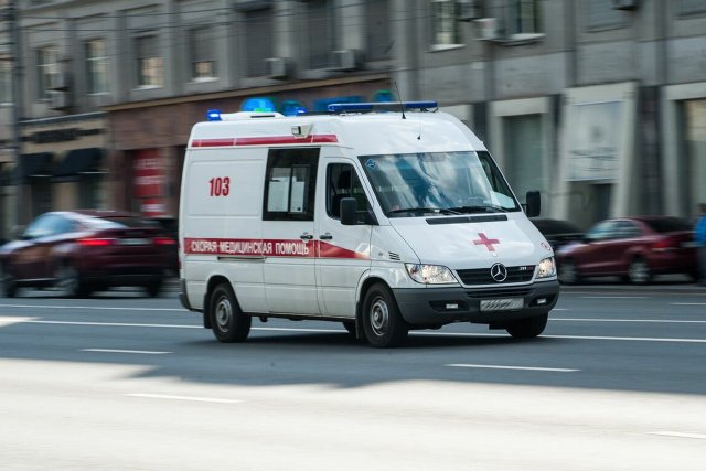 Подросток в Москве пострадал, выпав из окна
