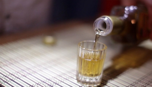 Несколько человек отравились суррогатным алкоголем в Красноярском крае