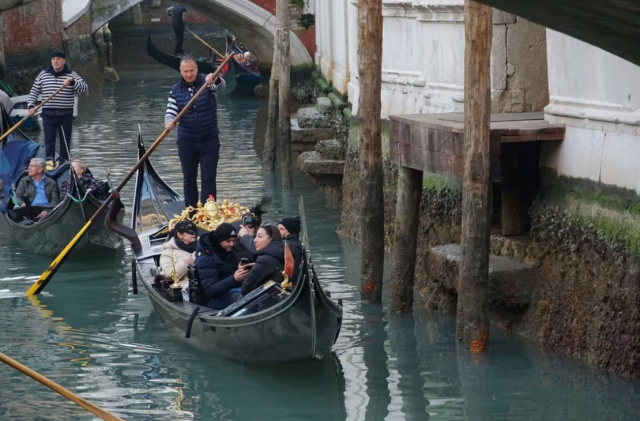 Гондола с туристами в Венеции перевернулась из-за группового фото