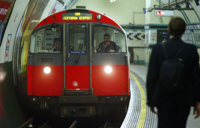 Сбой произошёл в Лондонском метро, в результате люди застряли в тёмных туннелях