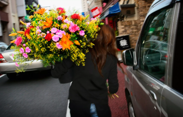 Доставщик цветов в Краснодаре напал на продавца цветов