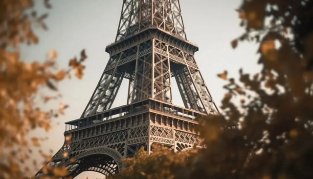 Туристы назвали Эйфелеву башню наиболее неоправданной достопримечательностью