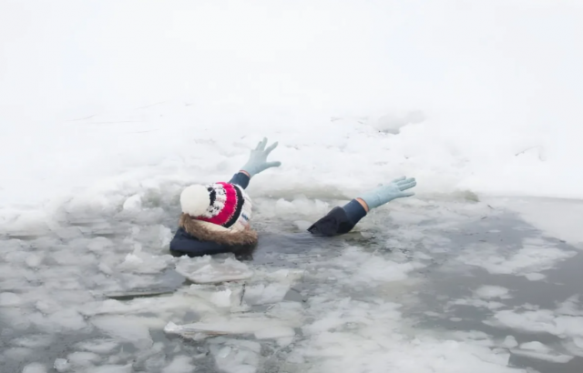 Проверка проводится в Петербурге после того, как под лёд провалилась школьница