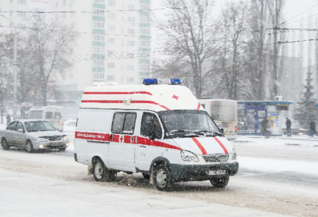 Оконная рама в Москве упала на женщину с ребёнком