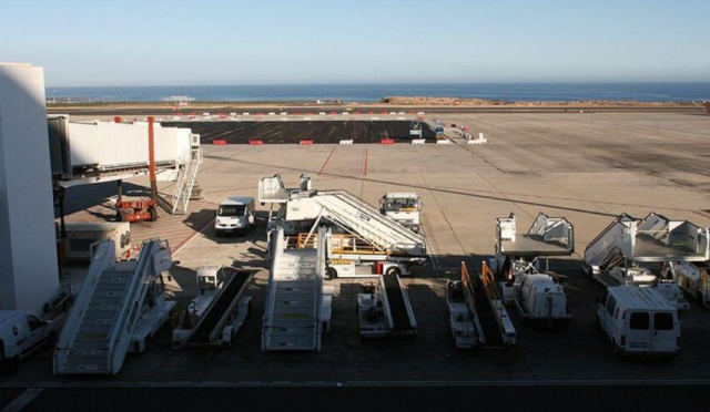 Испанские власти задержали 14 работников аэропорта Тенерифе по подозрению в краже багажа