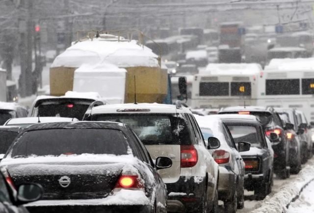 Снегопад стал причиной нехватки продуктов в магазинах Воронежа