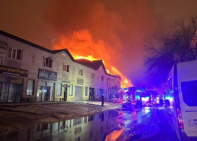 Пожар в административном здании в Астрахани успешно локализован