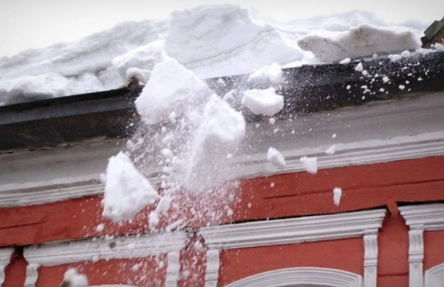 Ребёнок в Калужской области скончался из-за упавшего на него снега
