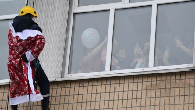 В Челябинске скончался мужчина, упавший с 25 этажа в костюме Деда Мороза