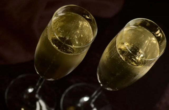 Диетолог предложила альтернативы шампанскому