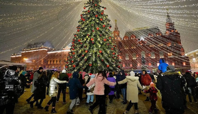 В России решается вопрос об отмене новогодних ёлок в школах