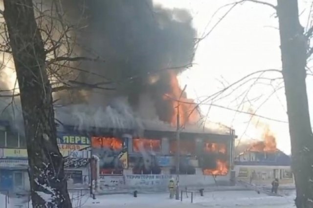 Крупный пожар произошел в Хабаровском крае в торговом центре