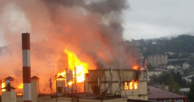 Крупный взрыв и пожар произошли на заводе в Ставрополе
