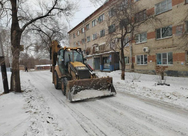 Активные работы по уборке снега продолжаются в Магадане