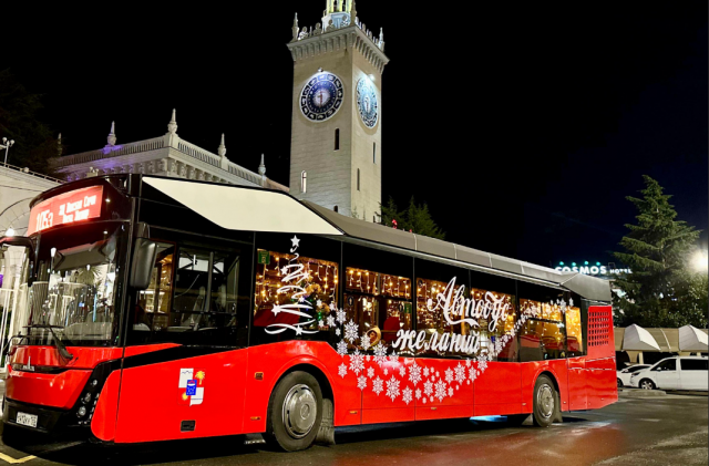 Новогодний "Автобус желаний" начал курсировать в Сочи