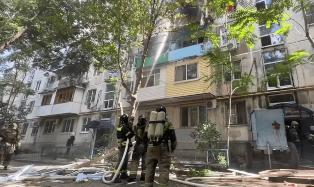 В Астрахани в пятиэтажном жилом доме произошёл пожар