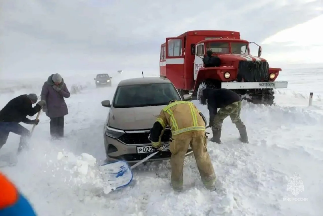 Десятки автомобилей застряли на дорогах на Ямале из-за сильного снегопада