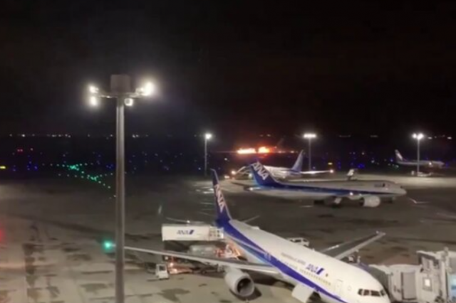 Возгорание пассажирского авиалайнера произошло в аэропорту Токио при посадке