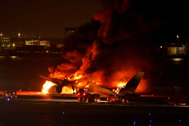 10 человек скончались в Токио в результате аварии в аэропорту