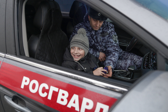 Росгвардия Москвы исполнила новогоднюю мечту 8-летнего мальчика