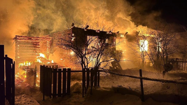 Несколько детей скончались во время пожара в селе в Твери