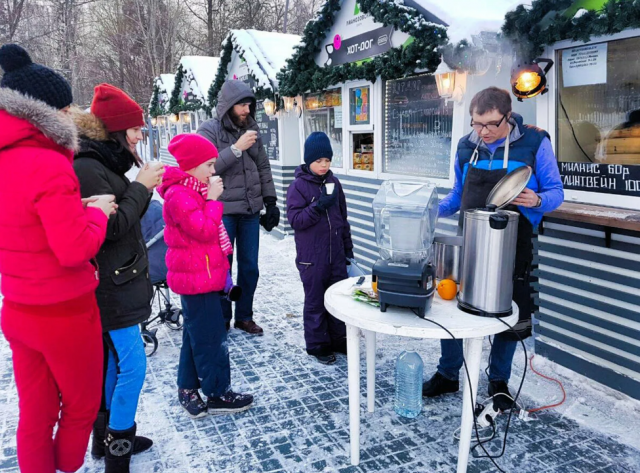 На территории московских парков открылись пункты раздачи чая
