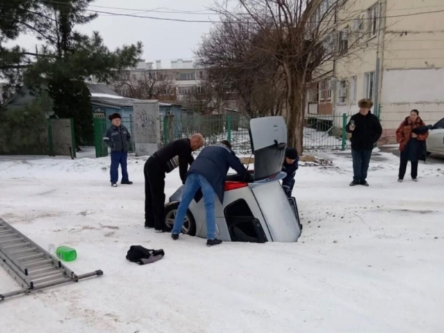 Автомобиль с женщиной провалился под землю в Ростовской области
