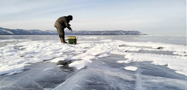 Сразу две льдины с рыбаками оторвались на Байкале