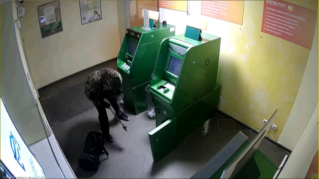 В Санкт-Петербурге задержан студент, который разгромил банкоматы с топором