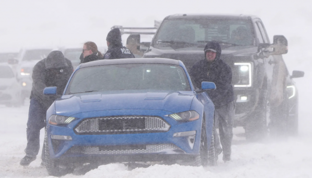 Серьёзные проблемы на автотрассах возникли из-за сильных снегопадов в США