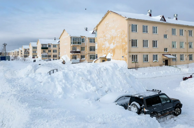 В Южно-Сахалинске жители соревнуются на то, кто быстрее откопает автомобиль из-под снега
