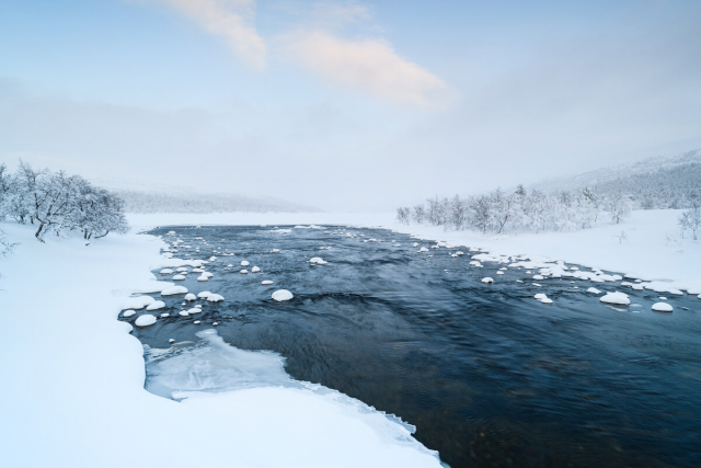 По реке Енисей в Красноярске унесло мужчину на льдине