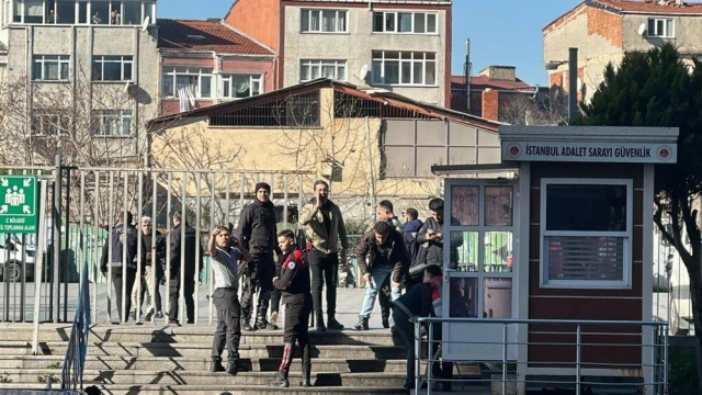 В Стамбуле несколько человек открыли огонь по зданию суда
